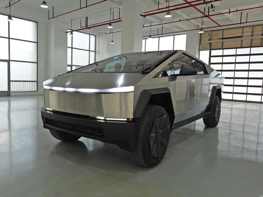 Серебряный Tesla Cyber Off-Road пикап с стальным кузовом и максимальной скоростью 180 км / ч