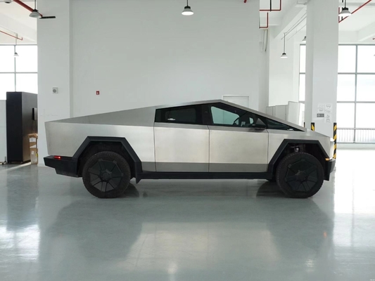 Серебряный Tesla Cyber Off-Road пикап с стальным кузовом и максимальной скоростью 180 км / ч
