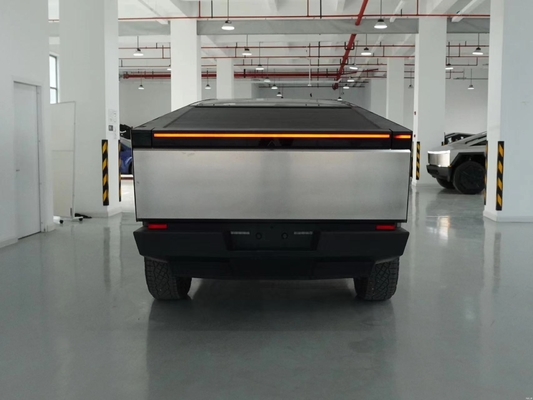 Серебряный Tesla Cyber Off-Road пикап с стальным кузовом и максимальной скоростью 180 км / ч