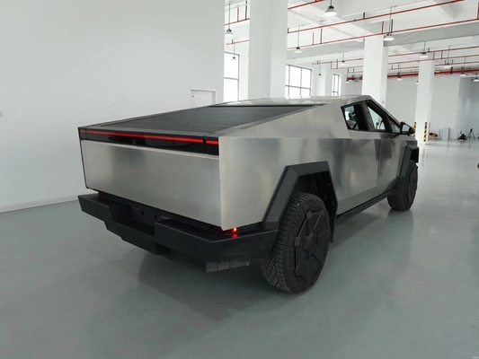 Серебряный Tesla Cyber Off-Road пикап с стальным кузовом и максимальной скоростью 180 км / ч