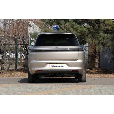 Лучший семейный внедорожник Ли Л8 с кожаными сиденьями и автоматическим климат-контролем.