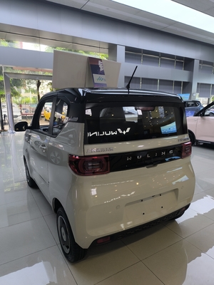Левое рулевое управление Wuling Mini Electric Car с максимальной скоростью 100 км/ч и 4 сиденья 120 км